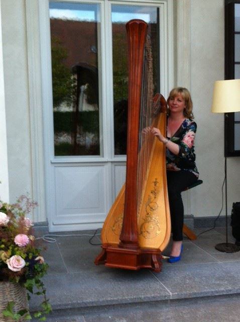 Esther Groß an der Harfe